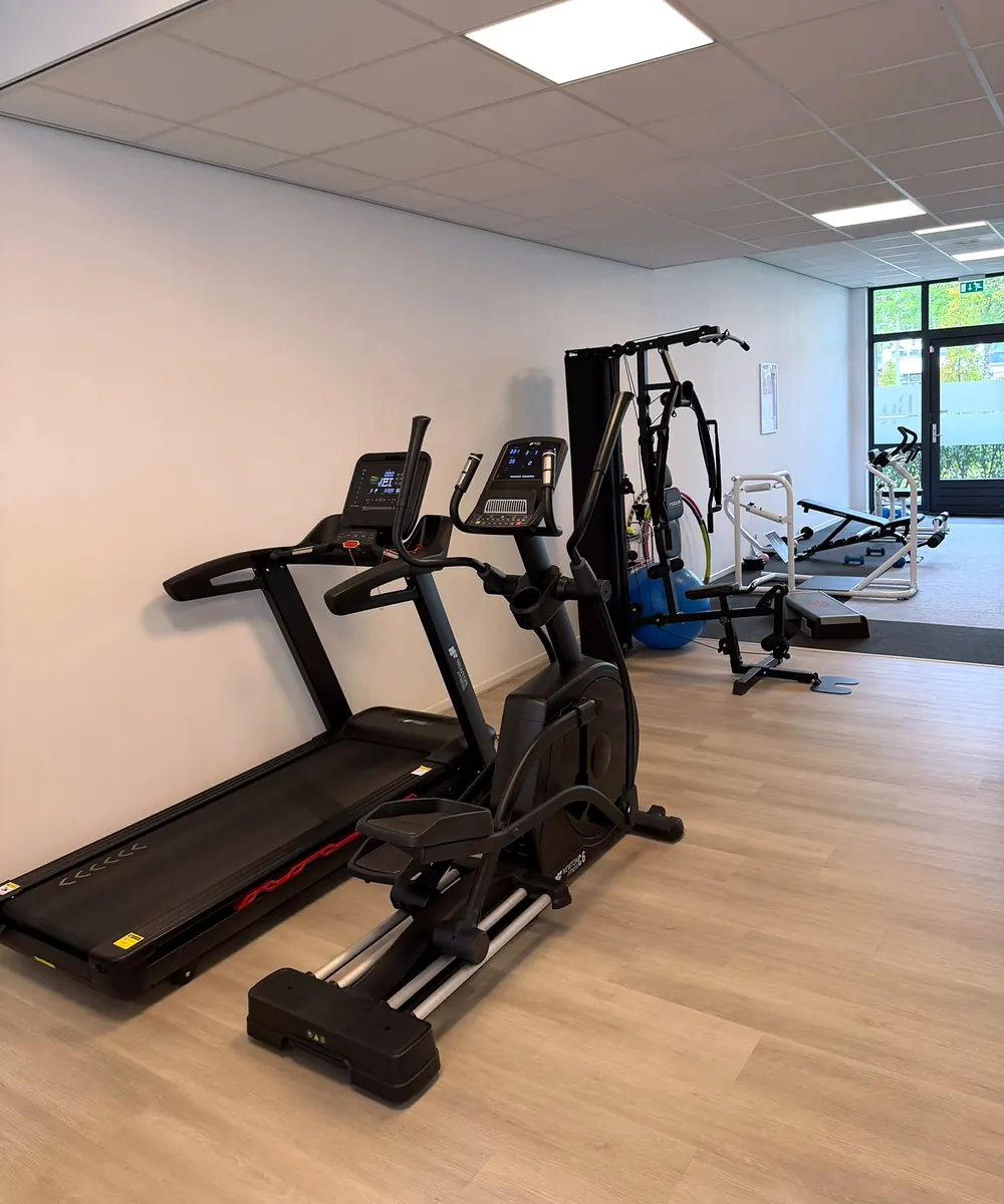 De nieuwe cardioruimte met loopband, crosstrainer en krachtstation