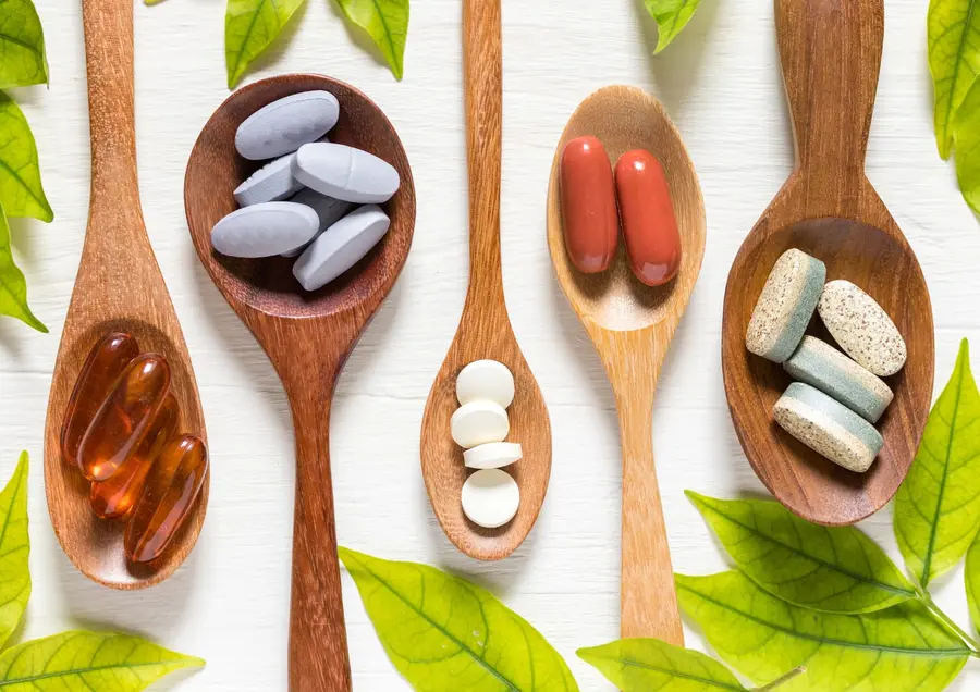 Natuurlijke supplementen op houten lepels — fytotherapie bij Vrouwen Sportschool Tiel