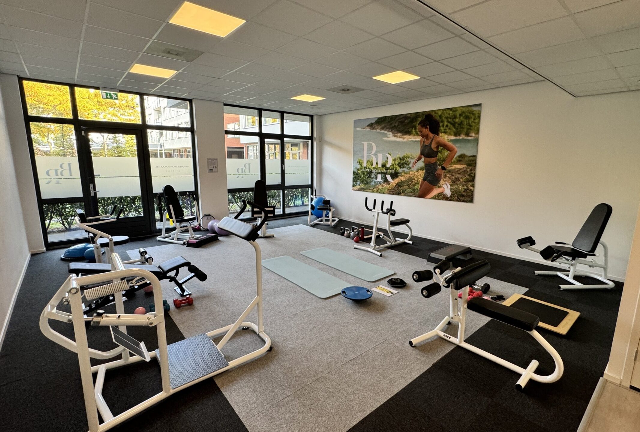 Vrouwen trainen op hydraulische apparatuur bij Vrouwen Sportschool Tiel